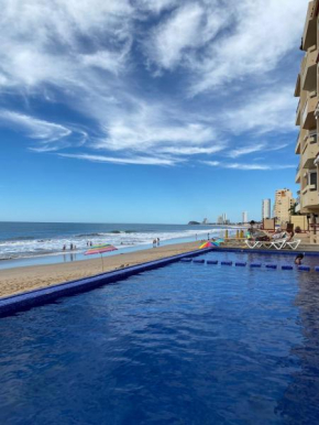 2 bdrm - Sleeps 8 -Ocean front -Ocean View